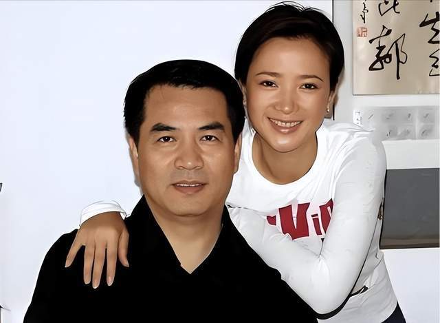 不发声悼念,不参加葬礼,许亚军亲手撕碎了何晴为他保留的体面!-第12张图片-旧杳电影网 不发声悼念,不参加葬礼,许亚军亲手撕碎了何晴为他保留的体面!-第12张图片-旧杳电影网