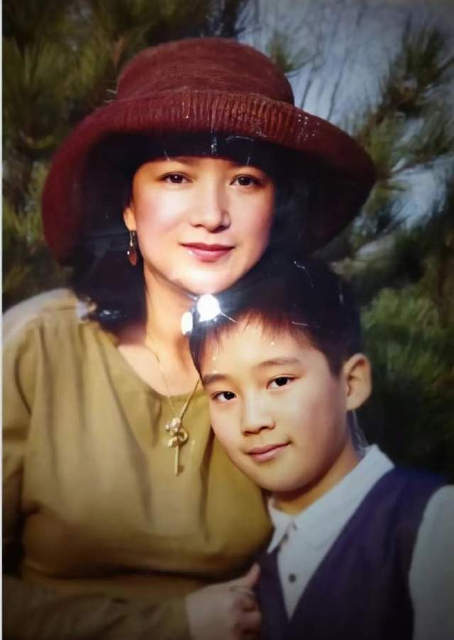 不发声悼念,不参加葬礼,许亚军亲手撕碎了何晴为他保留的体面!-第17张图片-旧杳电影网 不发声悼念,不参加葬礼,许亚军亲手撕碎了何晴为他保留的体面!-第17张图片-旧杳电影网