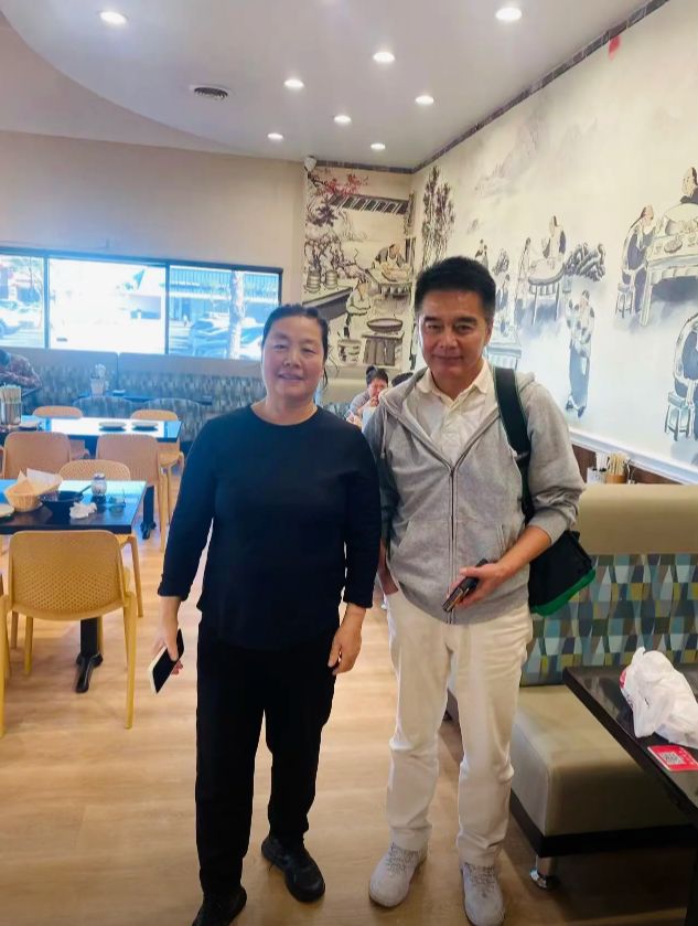 不发声悼念,不参加葬礼,许亚军亲手撕碎了何晴为他保留的体面!-第22张图片-旧杳电影网 不发声悼念,不参加葬礼,许亚军亲手撕碎了何晴为他保留的体面!-第22张图片-旧杳电影网