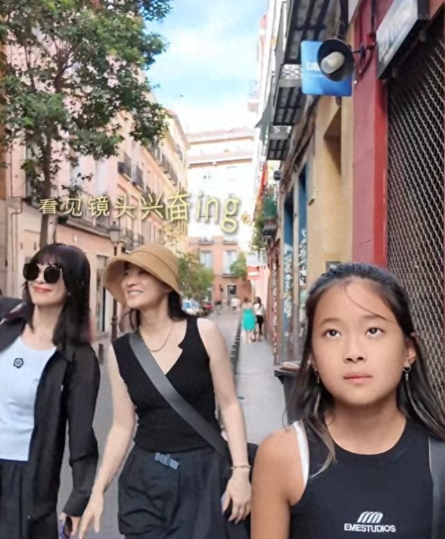 梅婷一家6口国外度假,亲哥露面在大学当老师,嫂子比梅婷还年轻_1-第1张图片-旧杳电影网 梅婷一家6口国外度假,亲哥露面在大学当老师,嫂子比梅婷还年轻_1-第1张图片-旧杳电影网