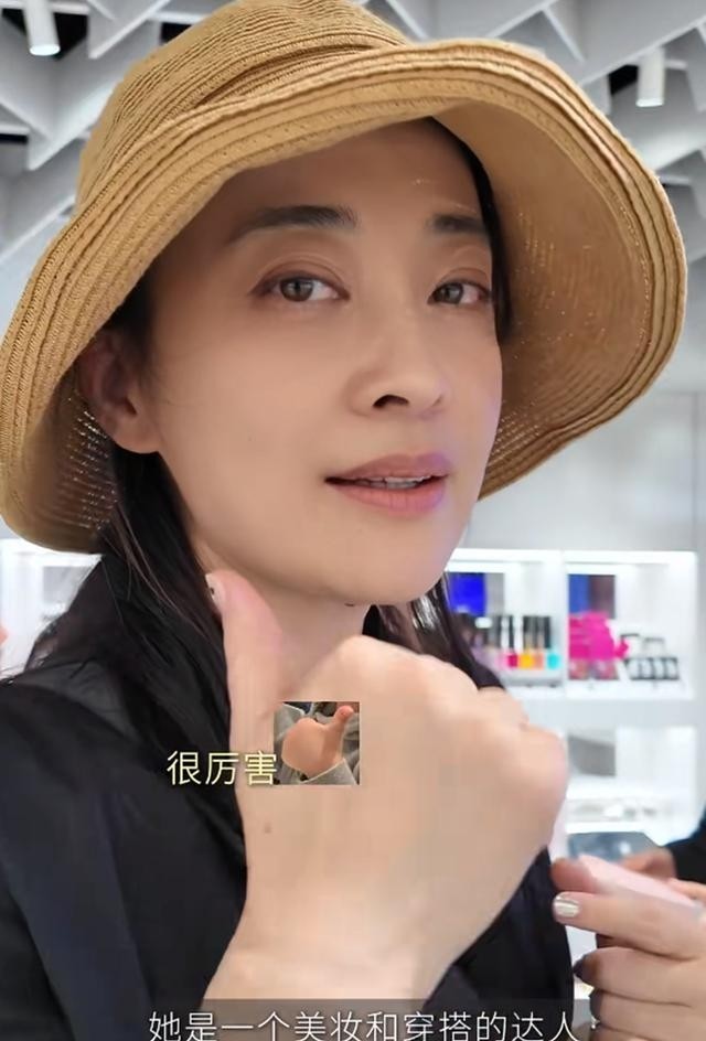 梅婷一家6口国外度假,亲哥露面在大学当老师,嫂子比梅婷还年轻_1-第2张图片-旧杳电影网 梅婷一家6口国外度假,亲哥露面在大学当老师,嫂子比梅婷还年轻_1-第2张图片-旧杳电影网