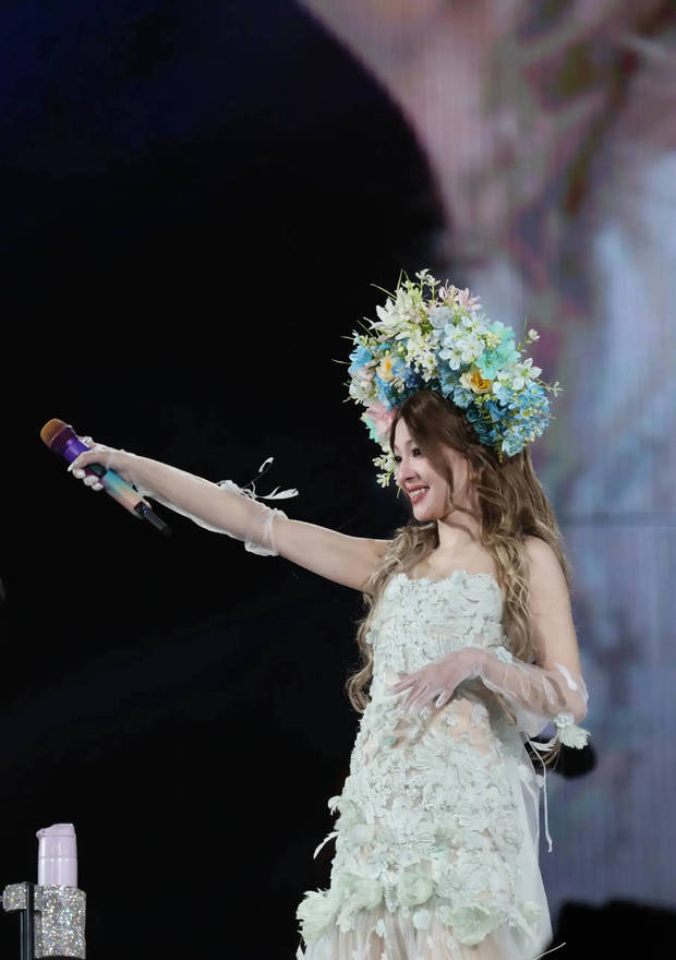 张韶涵演唱会佩戴非遗簪花,花仙子造型养眼吸睛-第4张图片-旧杳电影网 张韶涵演唱会佩戴非遗簪花,花仙子造型养眼吸睛-第4张图片-旧杳电影网