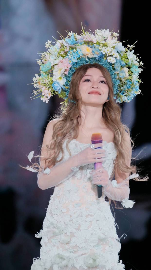 张韶涵演唱会佩戴非遗簪花,花仙子造型养眼吸睛-第1张图片-旧杳电影网 张韶涵演唱会佩戴非遗簪花,花仙子造型养眼吸睛-第1张图片-旧杳电影网