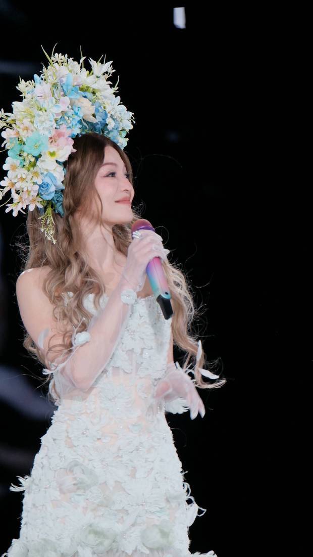 张韶涵演唱会佩戴非遗簪花,花仙子造型养眼吸睛-第2张图片-旧杳电影网 张韶涵演唱会佩戴非遗簪花,花仙子造型养眼吸睛-第2张图片-旧杳电影网