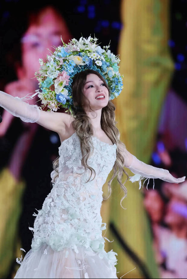 张韶涵演唱会佩戴非遗簪花,花仙子造型养眼吸睛-第5张图片-旧杳电影网 张韶涵演唱会佩戴非遗簪花,花仙子造型养眼吸睛-第5张图片-旧杳电影网