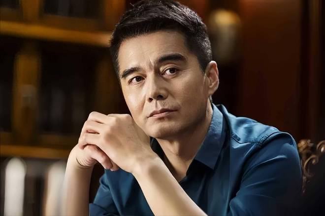 许亚军也没想到，24岁儿子许何，如今成了他深陷骂声中的“救赎”-第1张图片-旧杳电影网