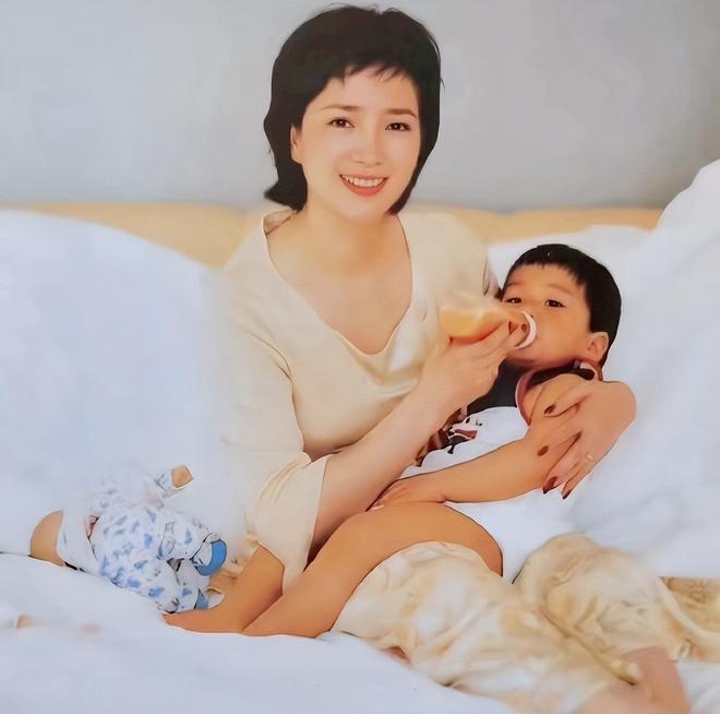 许亚军也没想到，24岁儿子许何，如今成了他深陷骂声中的“救赎”-第7张图片-旧杳电影网