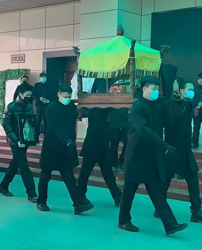 许亚军也没想到，24岁儿子许何，如今成了他深陷骂声中的“救赎”-第14张图片-旧杳电影网