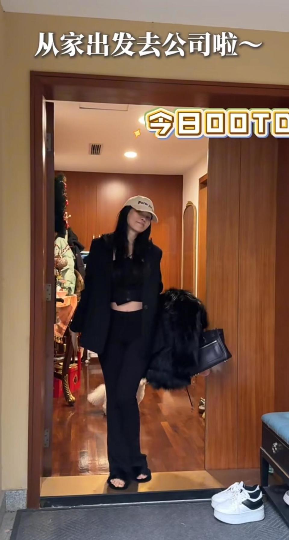 57岁伊能静真实身材曝光！体重110斤，小肚子非常明显，腿也显粗-第1张图片-旧杳电影网