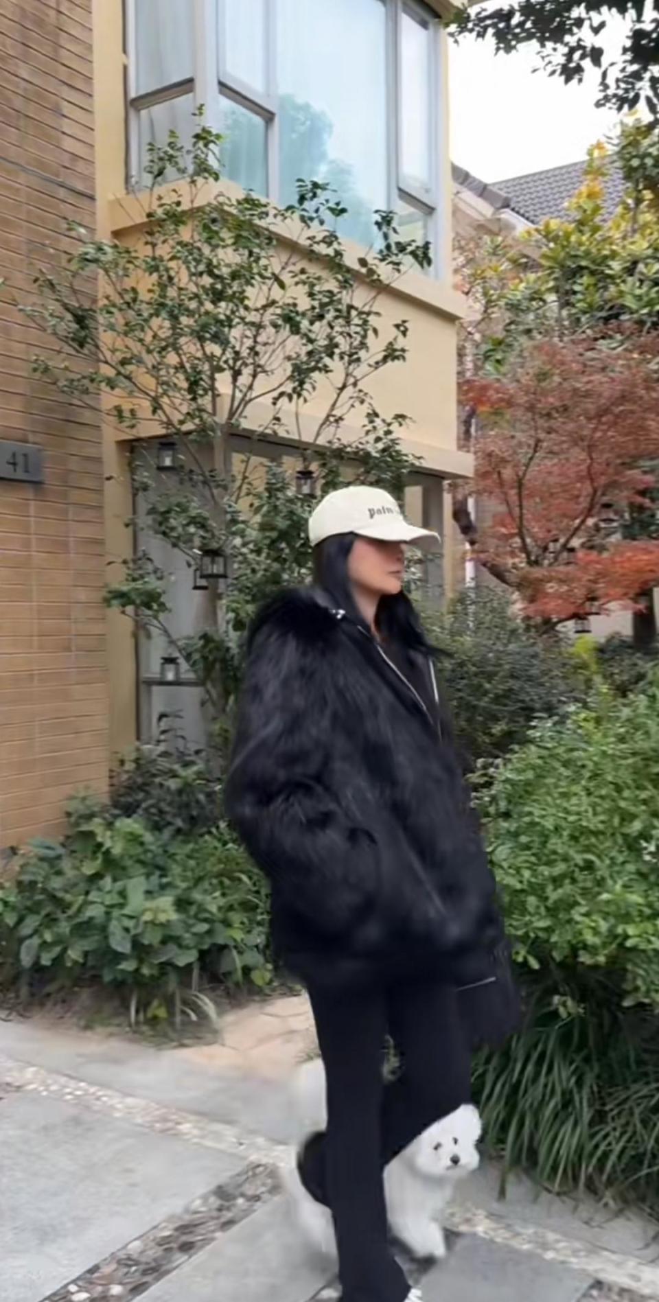 57岁伊能静真实身材曝光！体重110斤，小肚子非常明显，腿也显粗-第2张图片-旧杳电影网