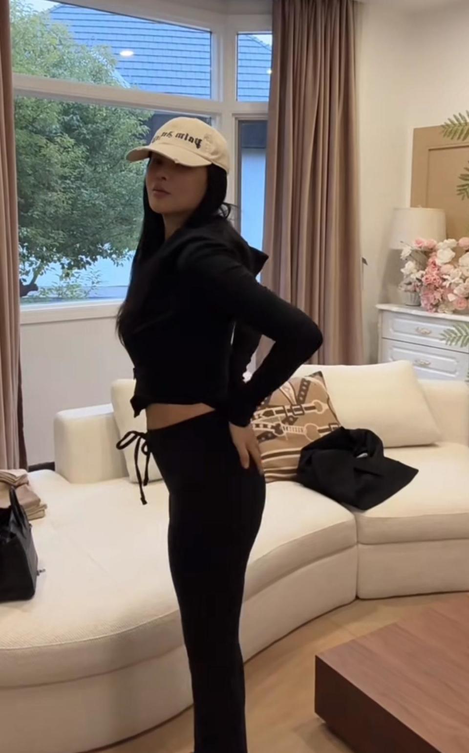 57岁伊能静真实身材曝光！体重110斤，小肚子非常明显，腿也显粗-第3张图片-旧杳电影网