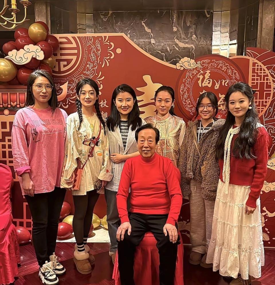 曲艺大师韩宝利80大寿，郭德纲妻子王惠到场庆贺，师徒情谊深厚-第1张图片-旧杳电影网