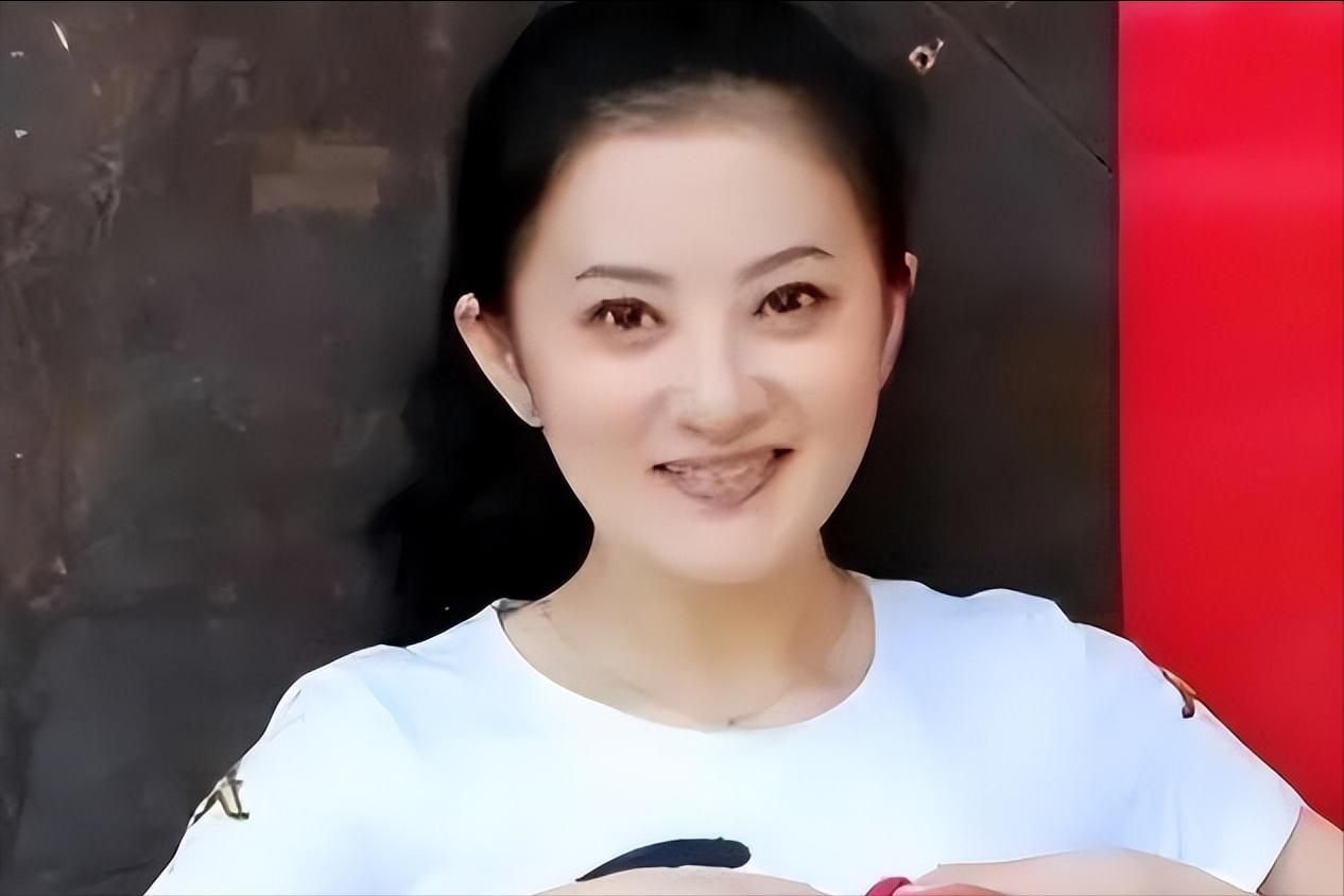 没想到，44岁仍选择不婚不育的金铭，早已走上了另一条大道-第5张图片-旧杳电影网