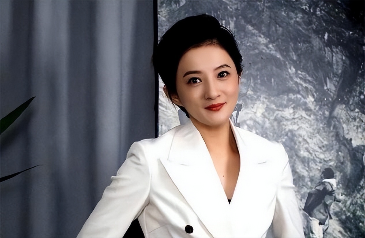 没想到，44岁仍选择不婚不育的金铭，早已走上了另一条大道-第7张图片-旧杳电影网