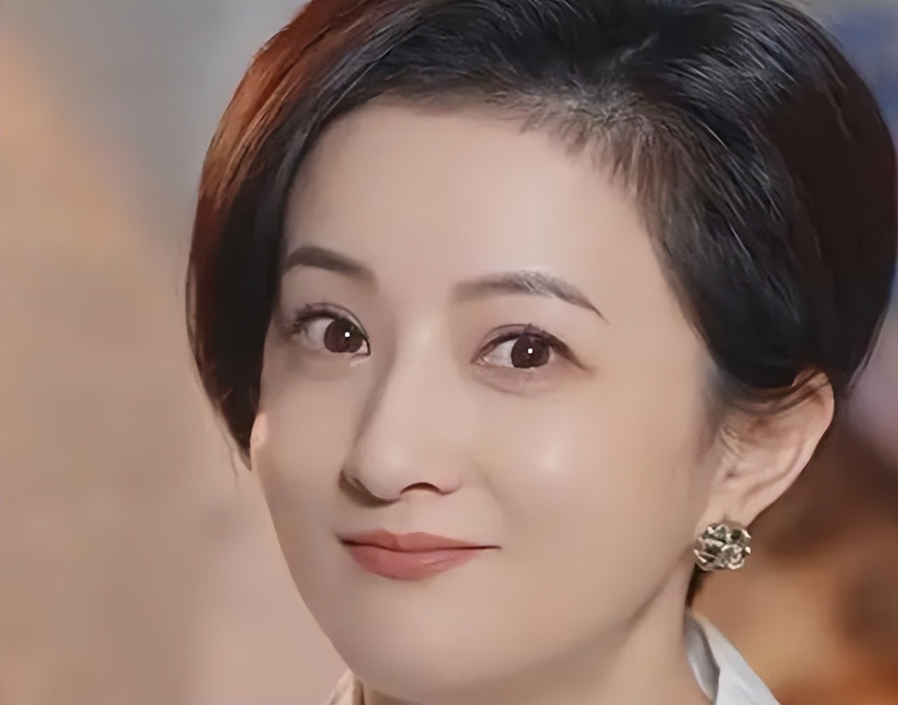 没想到，44岁仍选择不婚不育的金铭，早已走上了另一条大道-第9张图片-旧杳电影网