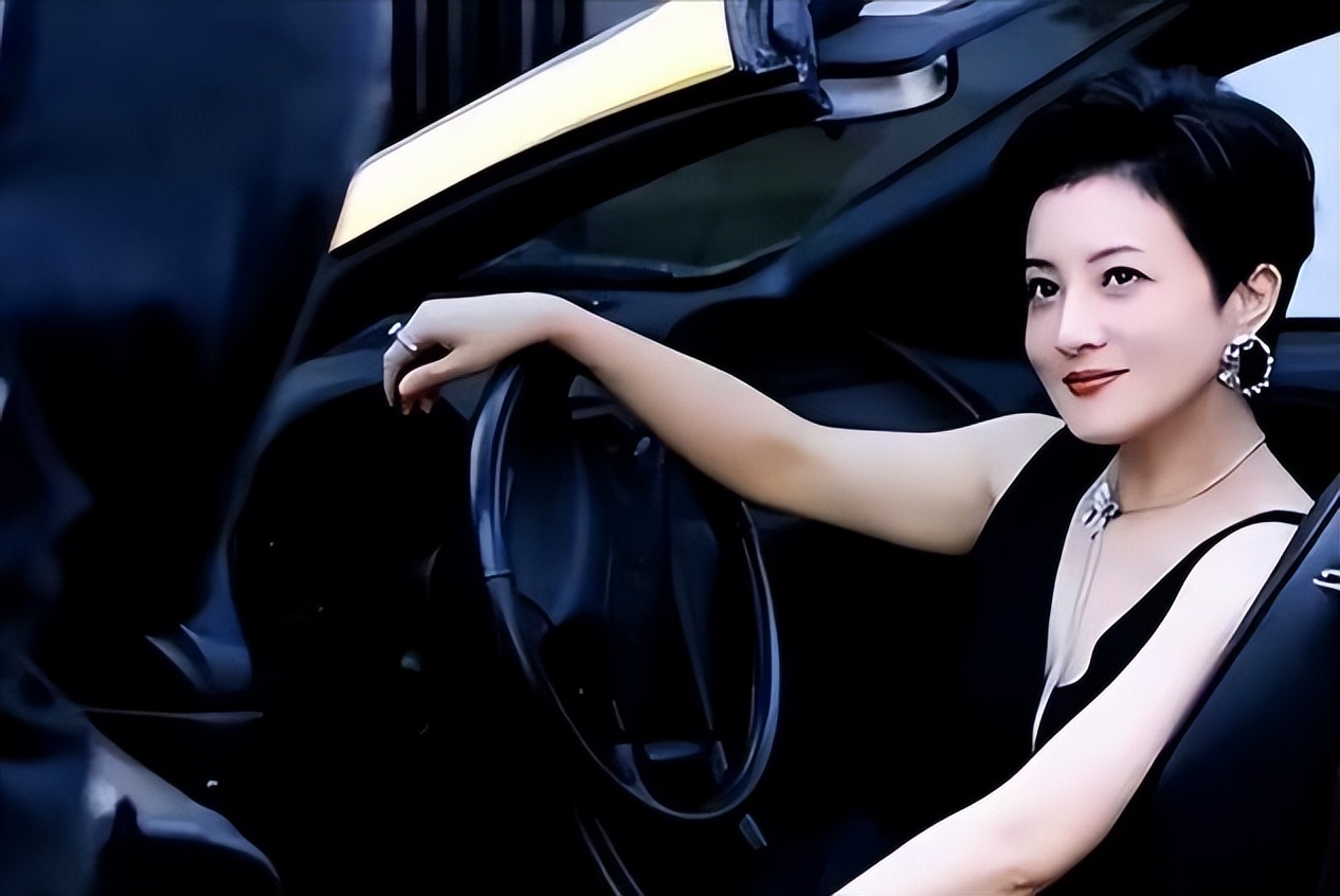 没想到，44岁仍选择不婚不育的金铭，早已走上了另一条大道-第12张图片-旧杳电影网