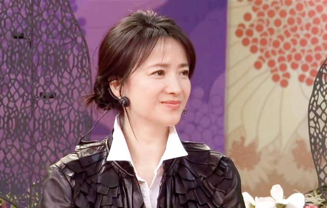 何晴葬礼现场曝光：儿子手捧骨灰惹泪目，许亚军、廖京生皆未露面-第4张图片-旧杳电影网