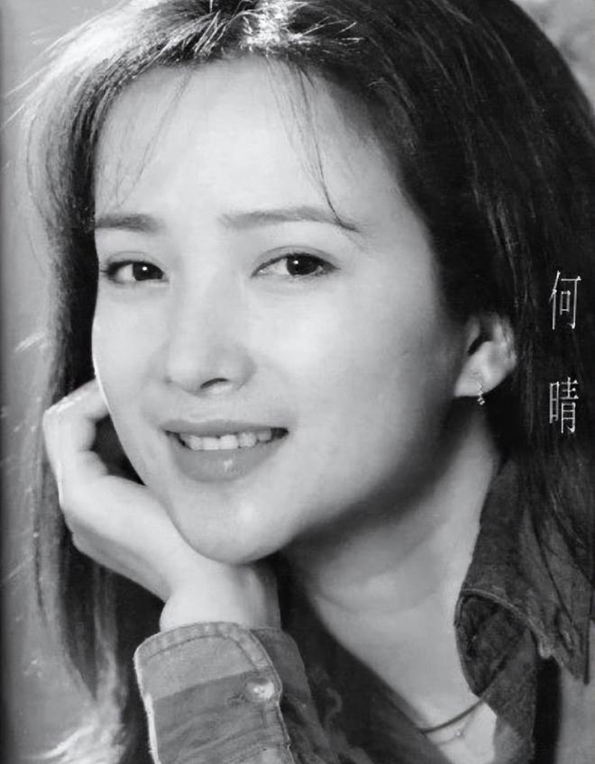 何晴葬礼现场曝光：儿子手捧骨灰惹泪目，许亚军、廖京生皆未露面-第29张图片-旧杳电影网