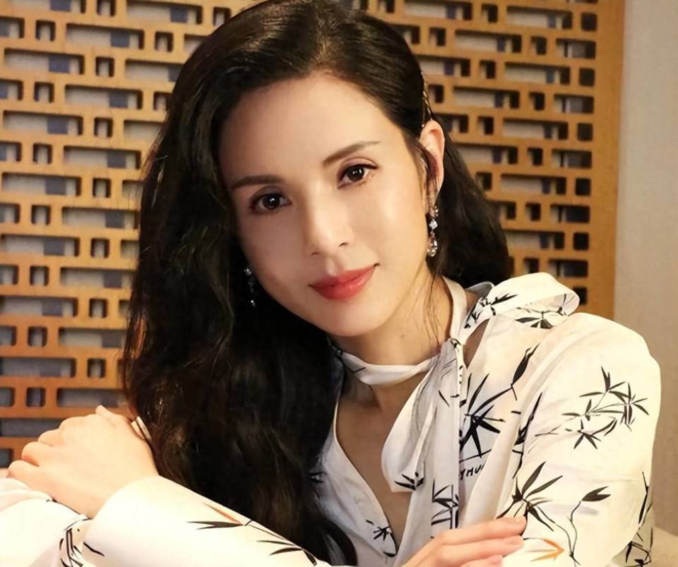 “最美姑姑”李若彤坚持做自己，不结婚不生子，59岁胖了太好看了-第1张图片-旧杳电影网