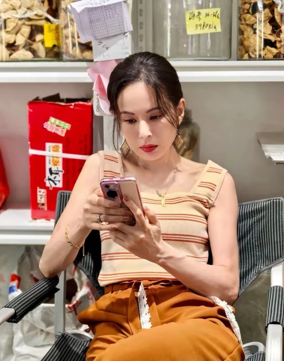 “最美姑姑”李若彤坚持做自己，不结婚不生子，59岁胖了太好看了-第4张图片-旧杳电影网