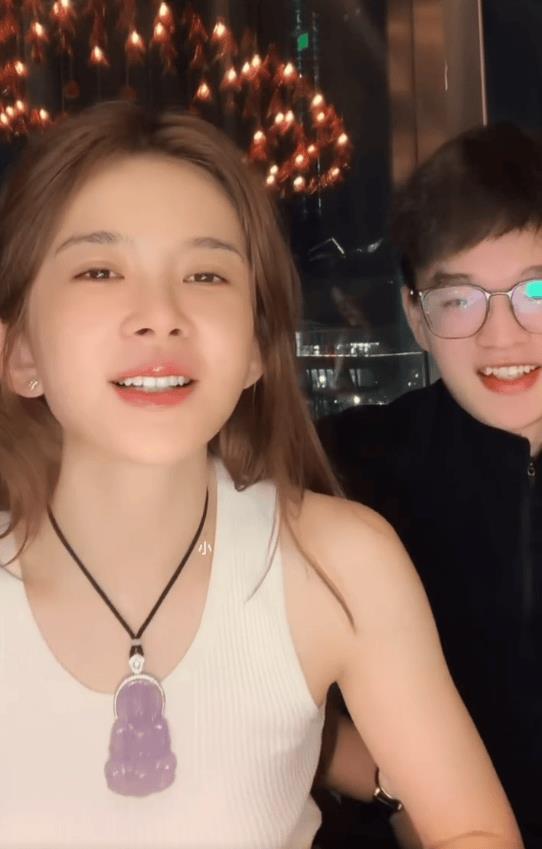 赵樱子直播高调官宣恋情！小12岁圈外男友露脸，真实面貌曝光-第1张图片-旧杳电影网