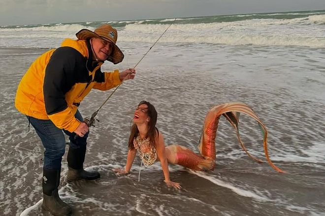 7旬亿万富豪热恋24岁女友成全美笑柄？砸巨资助她暴富，不惜自毁事业：老房着大火！-第20张图片-旧杳电影网