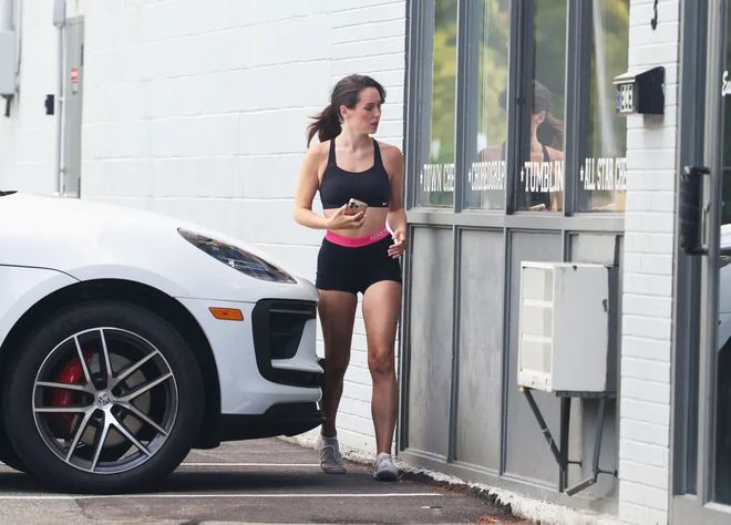 7旬亿万富豪热恋24岁女友成全美笑柄？砸巨资助她暴富，不惜自毁事业：老房着大火！-第22张图片-旧杳电影网