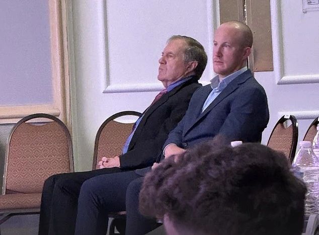 7旬亿万富豪热恋24岁女友成全美笑柄？砸巨资助她暴富，不惜自毁事业：老房着大火！-第25张图片-旧杳电影网