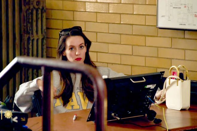 7旬亿万富豪热恋24岁女友成全美笑柄？砸巨资助她暴富，不惜自毁事业：老房着大火！-第32张图片-旧杳电影网