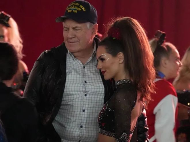 7旬亿万富豪热恋24岁女友成全美笑柄？砸巨资助她暴富，不惜自毁事业：老房着大火！-第36张图片-旧杳电影网