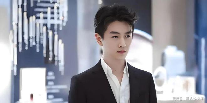 同样“瘦到脱相”，陈晓、罗云熙谁是2025年赢家？-第4张图片-旧杳电影网