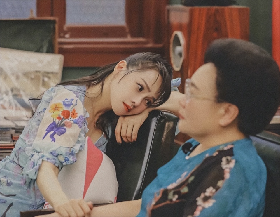 伊能静带全家台湾旅游！腚大背驼大妈味浓，米粒近视仍手机不离手-第11张图片-旧杳电影网