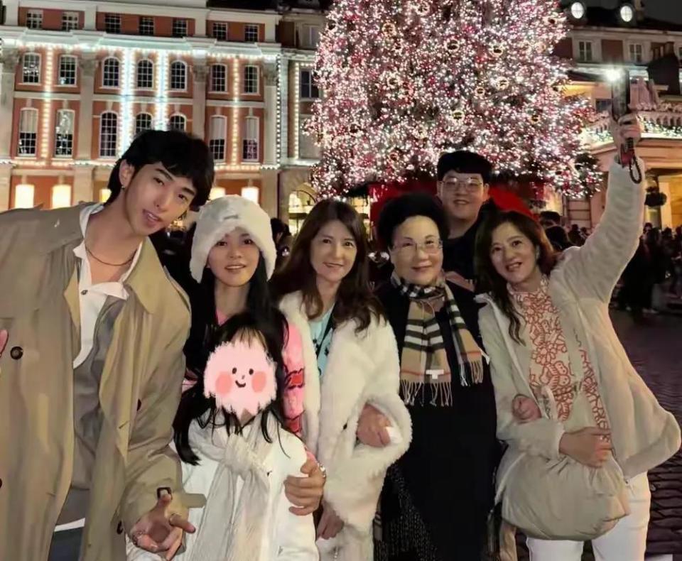 伊能静带全家台湾旅游！腚大背驼大妈味浓，米粒近视仍手机不离手-第12张图片-旧杳电影网