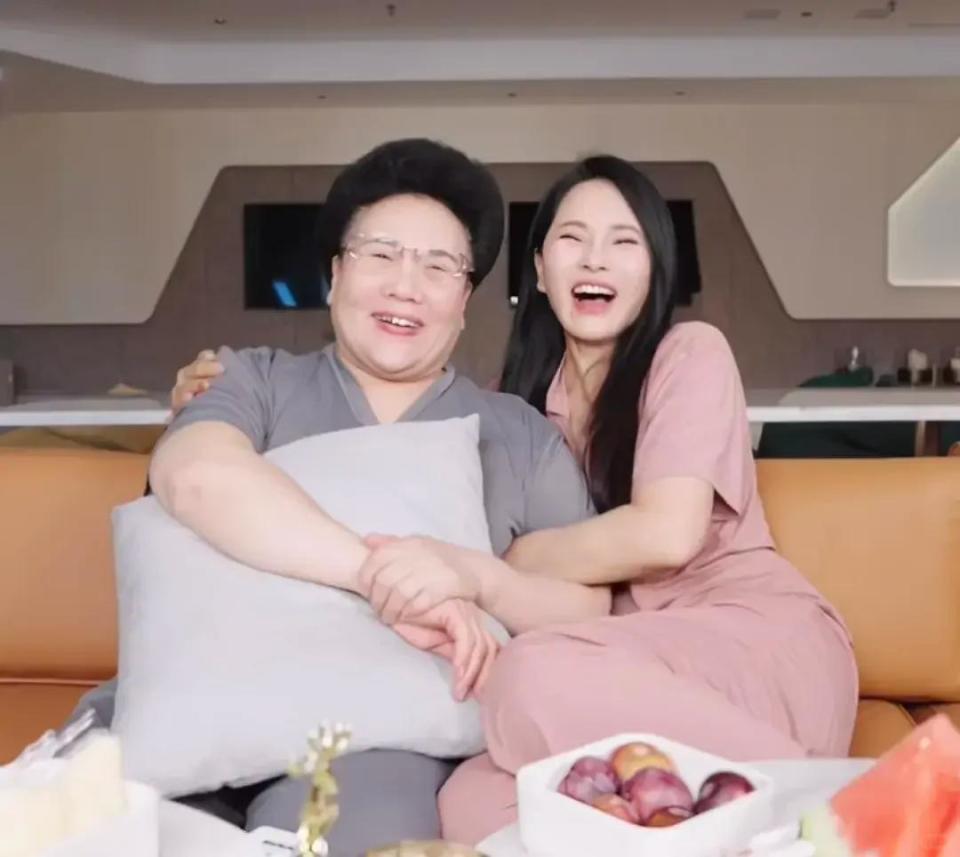 伊能静带全家台湾旅游！腚大背驼大妈味浓，米粒近视仍手机不离手-第15张图片-旧杳电影网