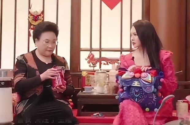 伊能静带全家台湾旅游！腚大背驼大妈味浓，米粒近视仍手机不离手-第13张图片-旧杳电影网