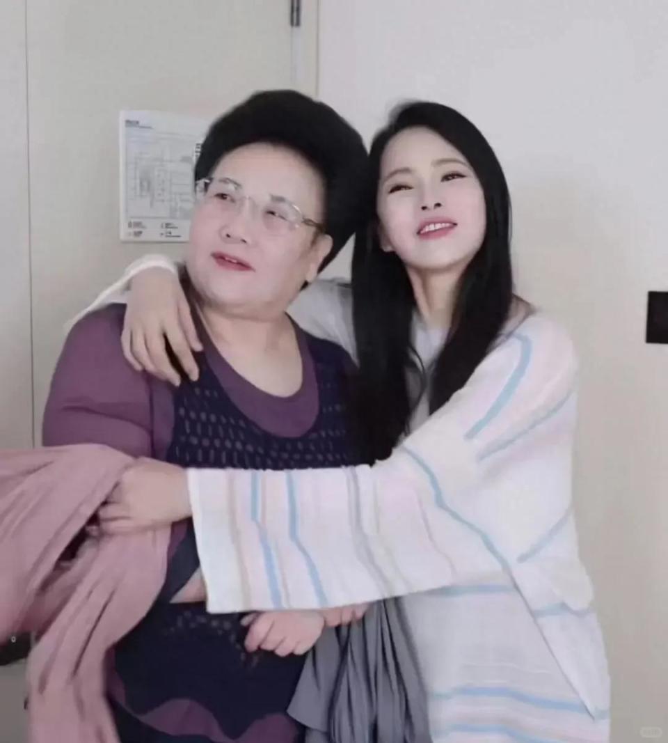 伊能静带全家台湾旅游！腚大背驼大妈味浓，米粒近视仍手机不离手-第16张图片-旧杳电影网