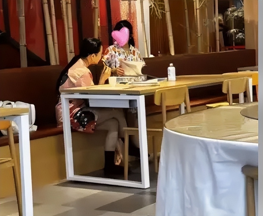 伊能静带全家台湾旅游！腚大背驼大妈味浓，米粒近视仍手机不离手-第21张图片-旧杳电影网