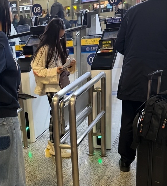 伊能静带全家台湾旅游！腚大背驼大妈味浓，米粒近视仍手机不离手-第20张图片-旧杳电影网