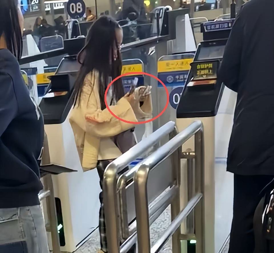 伊能静带全家台湾旅游！腚大背驼大妈味浓，米粒近视仍手机不离手-第22张图片-旧杳电影网