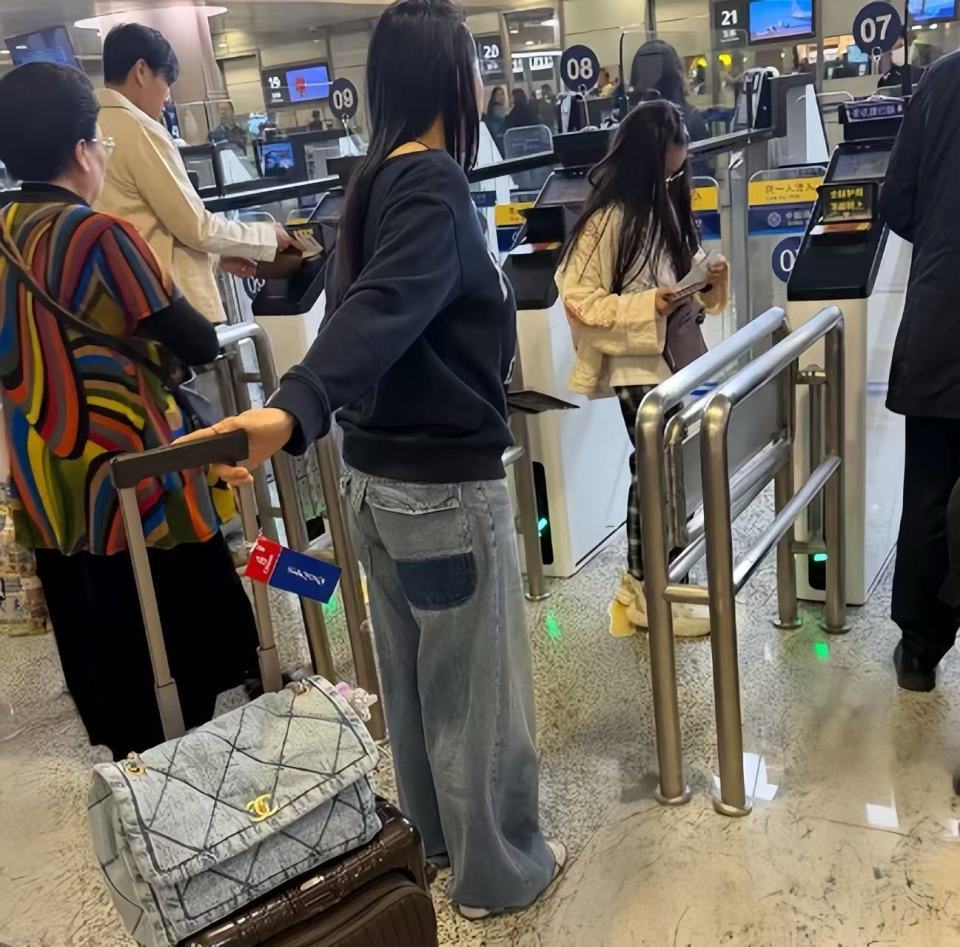 伊能静带全家台湾旅游！腚大背驼大妈味浓，米粒近视仍手机不离手-第23张图片-旧杳电影网