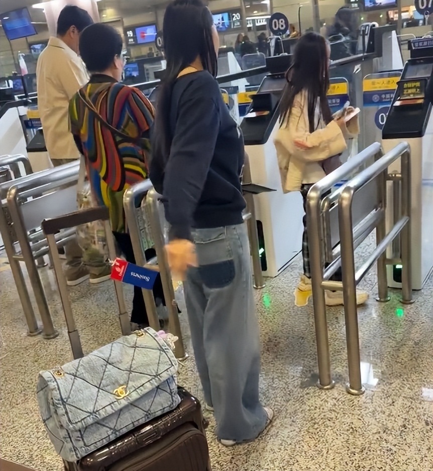 伊能静带全家台湾旅游！腚大背驼大妈味浓，米粒近视仍手机不离手-第24张图片-旧杳电影网