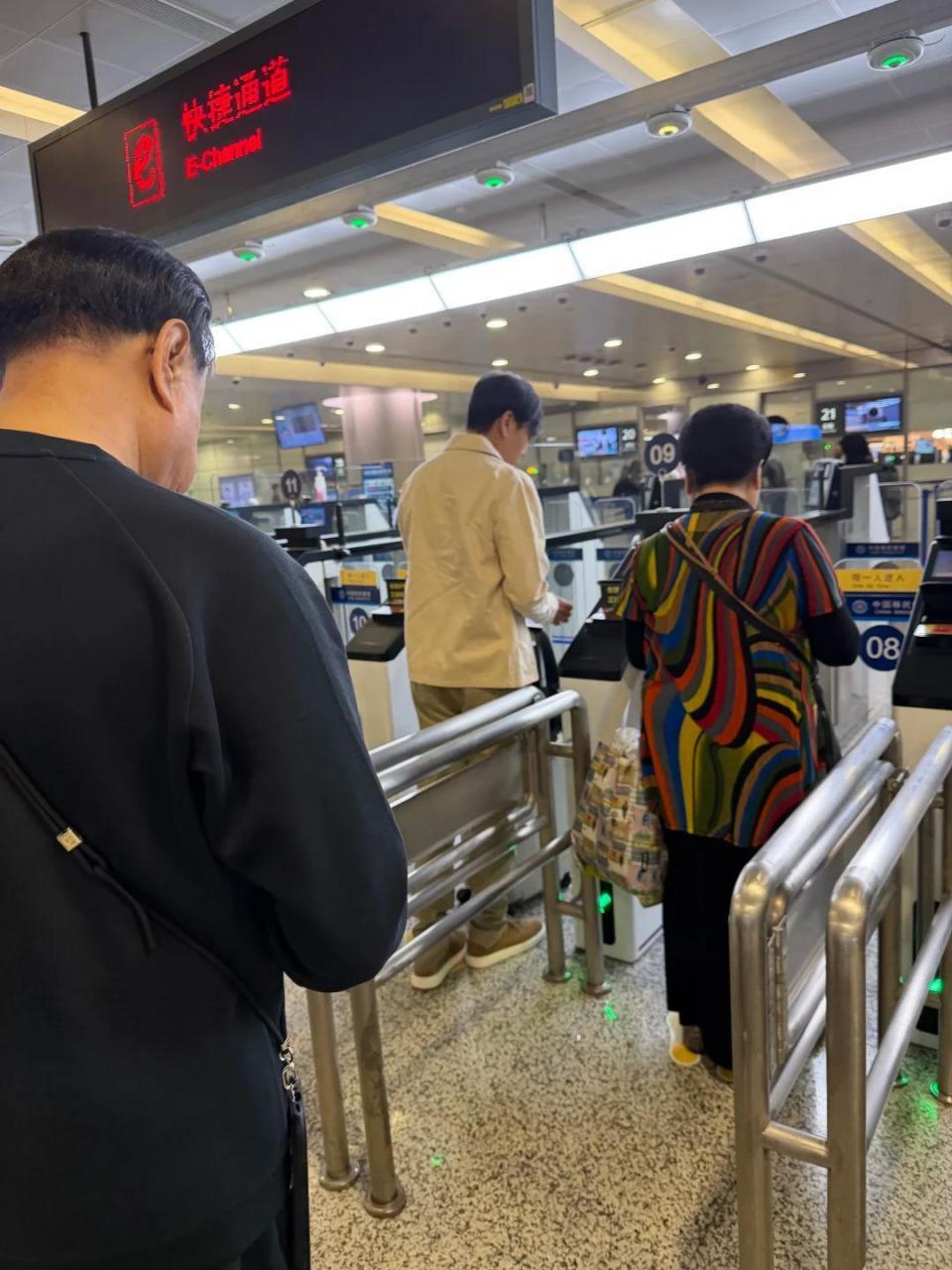 伊能静带全家台湾旅游！腚大背驼大妈味浓，米粒近视仍手机不离手-第28张图片-旧杳电影网