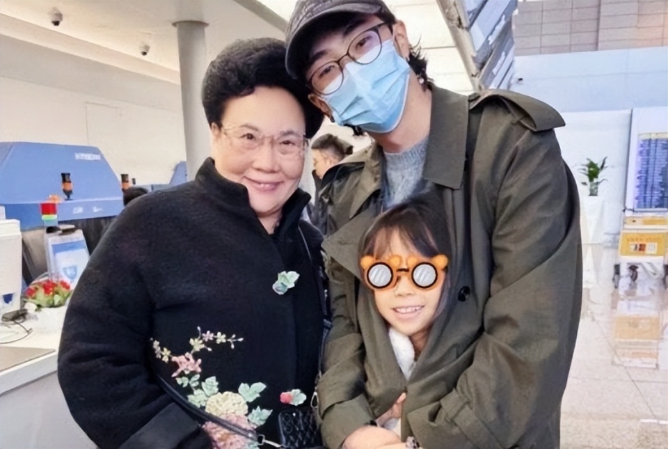 伊能静带全家台湾旅游！腚大背驼大妈味浓，米粒近视仍手机不离手-第30张图片-旧杳电影网