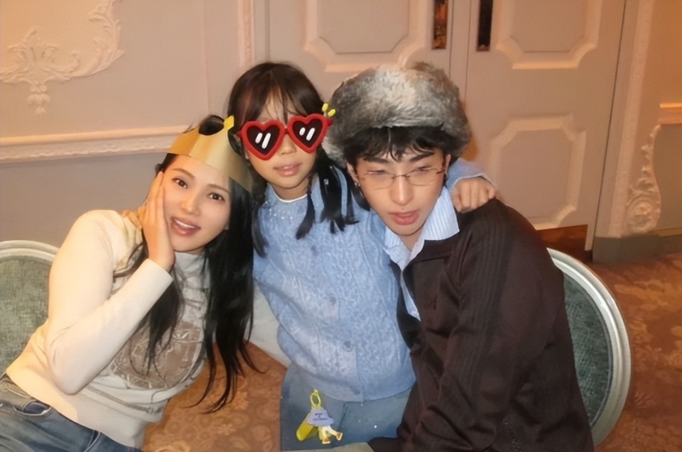 伊能静带全家台湾旅游！腚大背驼大妈味浓，米粒近视仍手机不离手-第31张图片-旧杳电影网