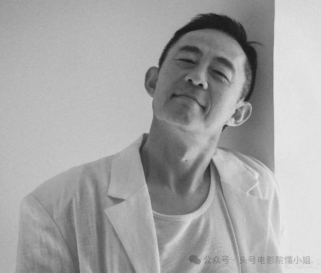 58岁侯勇老来得子！三婚老婆小20多岁，满身名牌，逛街拎18万包包-第4张图片-旧杳电影网