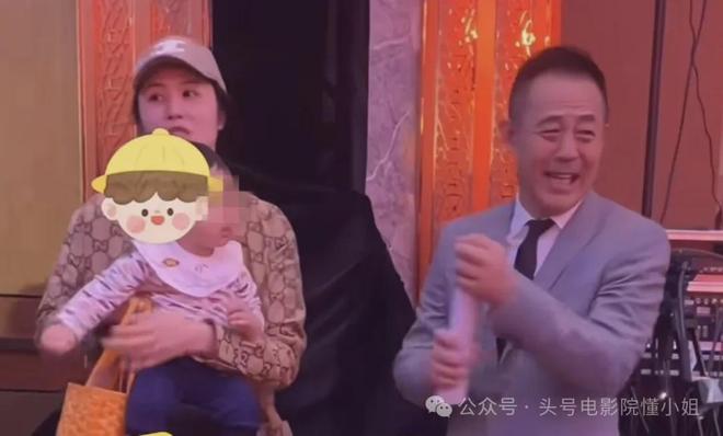 58岁侯勇老来得子！三婚老婆小20多岁，满身名牌，逛街拎18万包包-第12张图片-旧杳电影网
