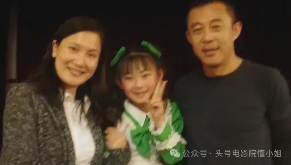 58岁侯勇老来得子！三婚老婆小20多岁，满身名牌，逛街拎18万包包-第17张图片-旧杳电影网