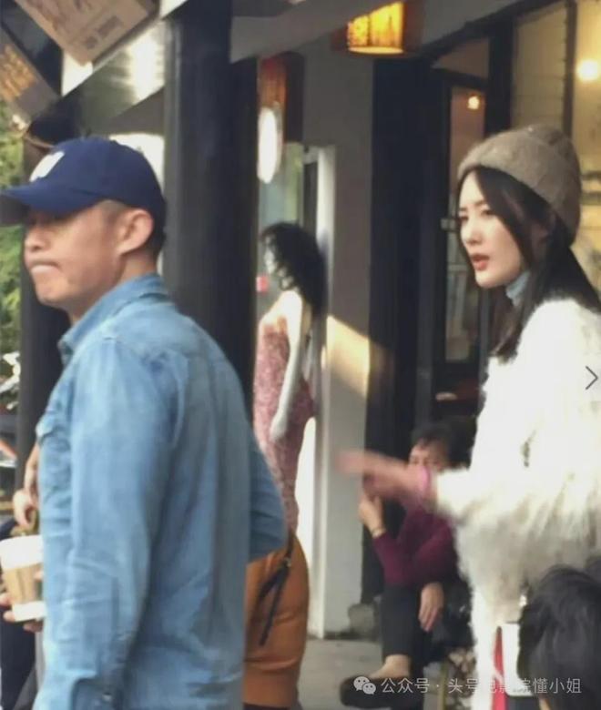 58岁侯勇老来得子！三婚老婆小20多岁，满身名牌，逛街拎18万包包-第19张图片-旧杳电影网