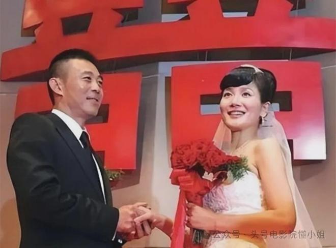 58岁侯勇老来得子！三婚老婆小20多岁，满身名牌，逛街拎18万包包-第16张图片-旧杳电影网