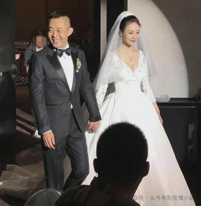 58岁侯勇老来得子！三婚老婆小20多岁，满身名牌，逛街拎18万包包-第18张图片-旧杳电影网